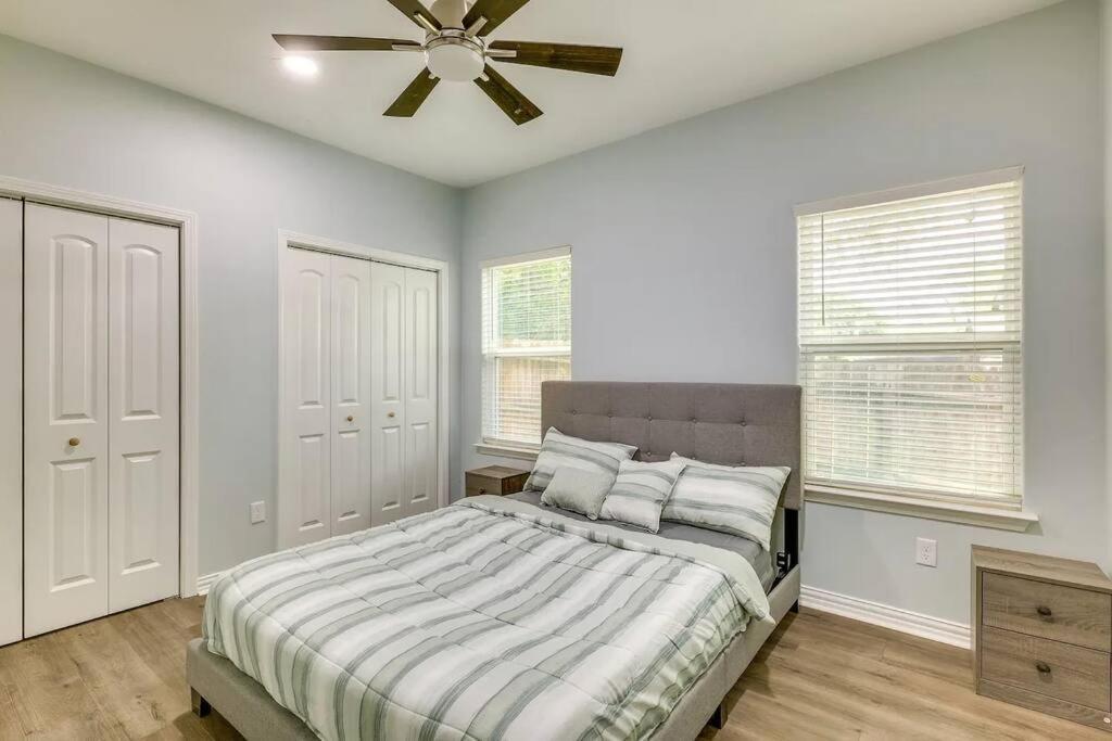 Vacation Home Lake Livingston! Onalaska Екстер'єр фото
