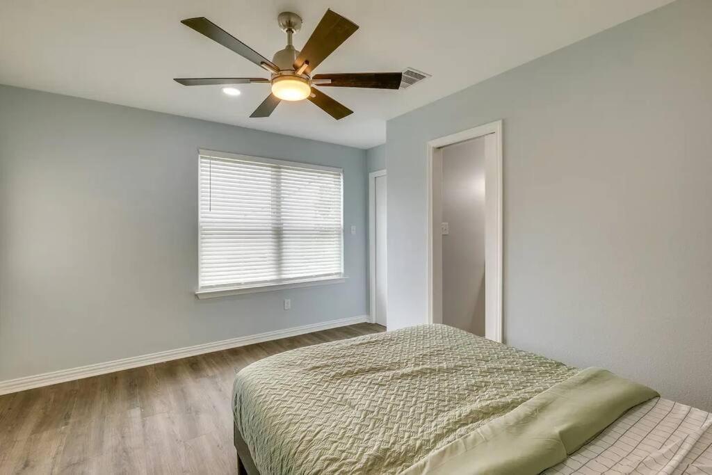 Vacation Home Lake Livingston! Onalaska Екстер'єр фото