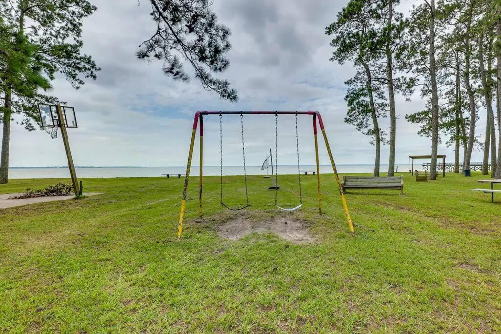 Vacation Home Lake Livingston! Onalaska Екстер'єр фото