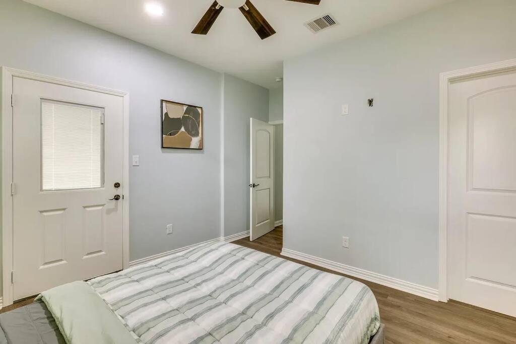 Vacation Home Lake Livingston! Onalaska Екстер'єр фото