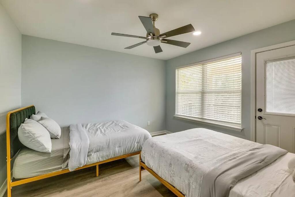 Vacation Home Lake Livingston! Onalaska Екстер'єр фото
